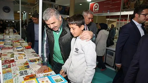 Yazar Yavuz Bahadıroğlu, 'Şu anda Kitap Fuarı'nda birincisiniz'