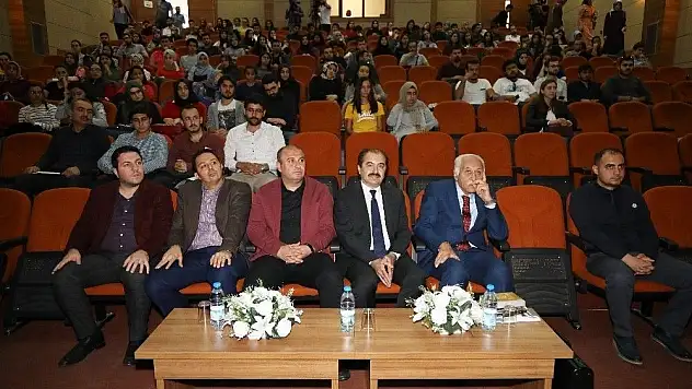 Yazar Yavuz Bülent Bakiler ERÜ'de öğrencilerle buluştu
