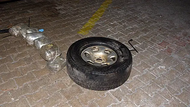 Yedek lastiğin içerisinden esrar çıktı