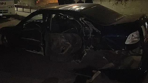 Yeni aldığı otomobille önce direğe, ardından bariyerlere çarptı! 3 yaralı