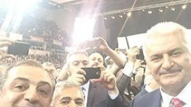 YENİ BAŞKANLA SELFİE