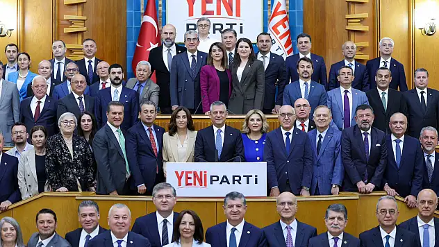 Yeni Parti'de görev dağılımı yapıldı