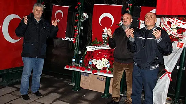 Yeni yıla şehitler durağında dua okuyarak girdiler