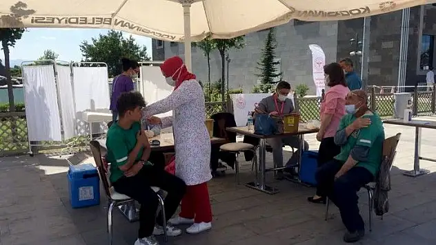Yerinde aşı yapıyorlar!