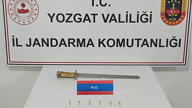 Durdurulan araçtan fişek ve kılıç çıktı