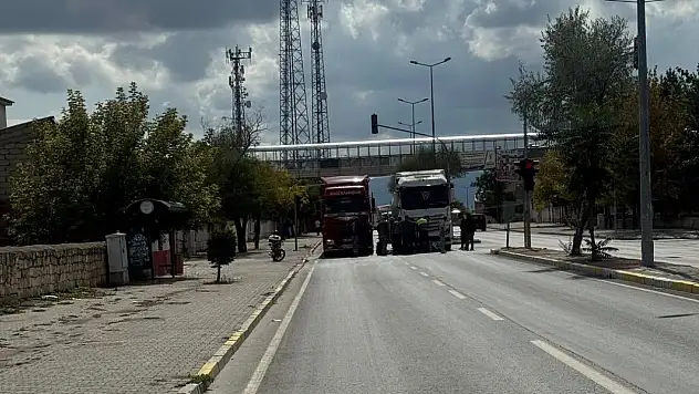 Yeşil ışık yandı, ortalık karıştı! Motosiklet sürücüsü araçların arasında kaldı