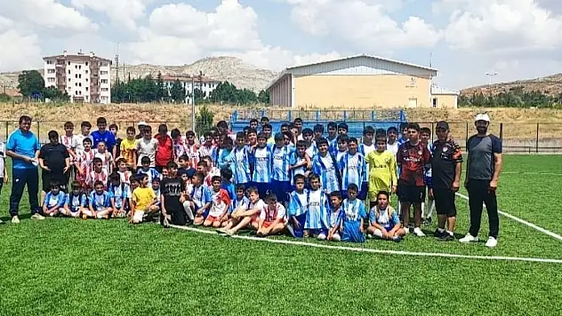 Akkışla'da minik futbolcular dostluk ve kardeşlik için sahaya çıktı