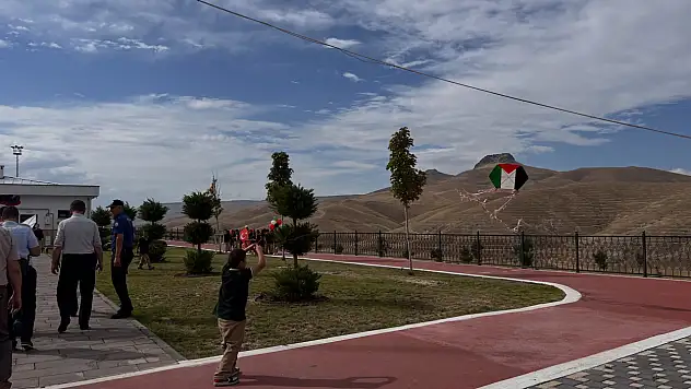 Yeşilhisar'da gökyüzü uçurtmalarla renklendi
