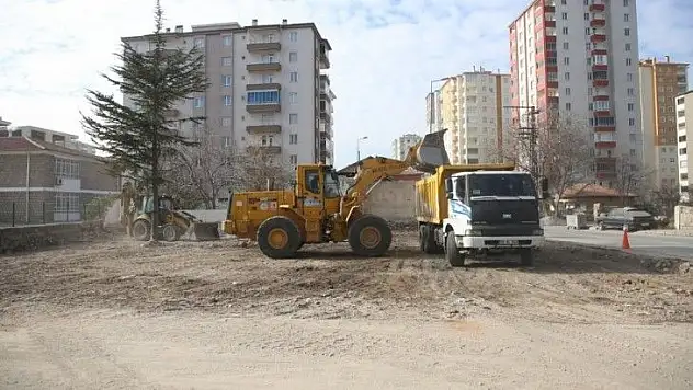 Yıkılan gecekonduların hafriyatı kaldırılıyor