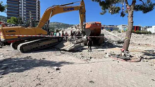 İş makinesi ve operatör enkaz altında kaldı