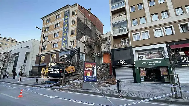 Yıkım esnasında panik anları! 21 daireli bina boşaltıldı