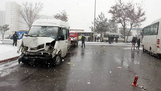 Yine OSB 5 servis ve 1 tır çarpıştı yaralılar var