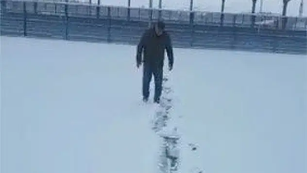 Yoğun kar yağışı Özvatan'da iki futbol maçını erteletti