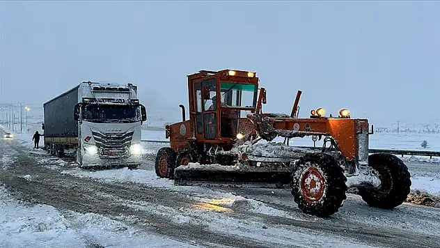 Yoğun kar yağışı ve tipi nedeniyle o yol ulaşıma kapatıldı