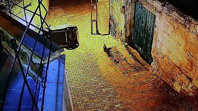 Elektrikli bisiklet yokuşu çıkamadı! O anlar kamerada