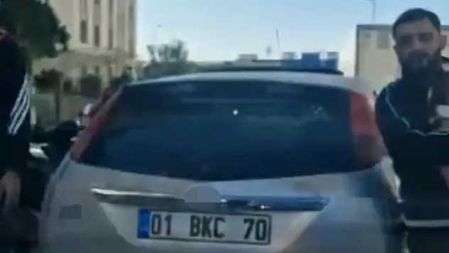 Yol verme kavgasında aracın önünü kesip saldırdılar