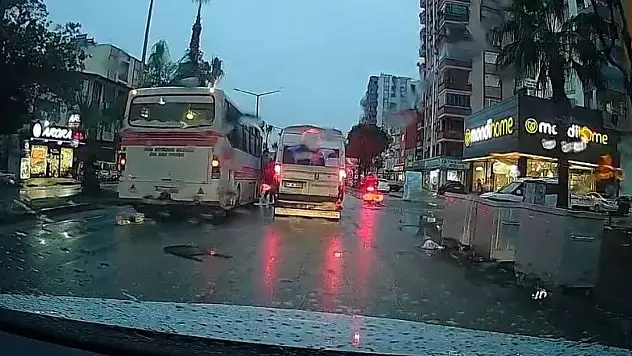 Otobüs minibüse bilerek çarptı!