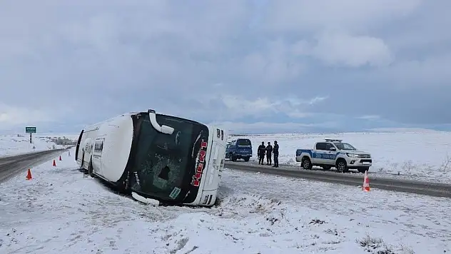 Yolcu otobüsü devrildi: 15 yaralı