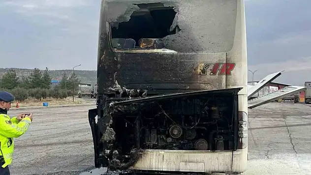 Seyir halindeki yolcu otobüsü alev aldı