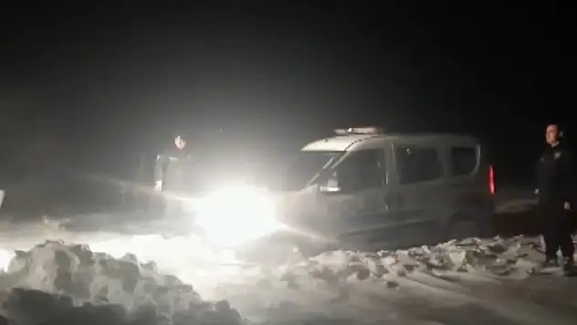 Polis aracının yardımına iş makineleri yetişti