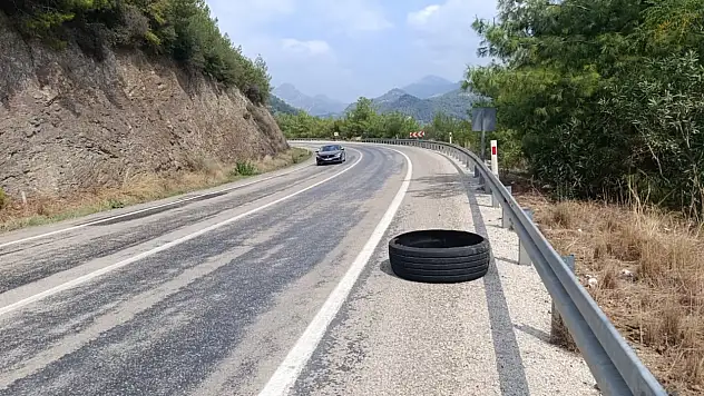 Yoldaki lastiği almaya çalışırken başka bir araç kaza yaptı!
