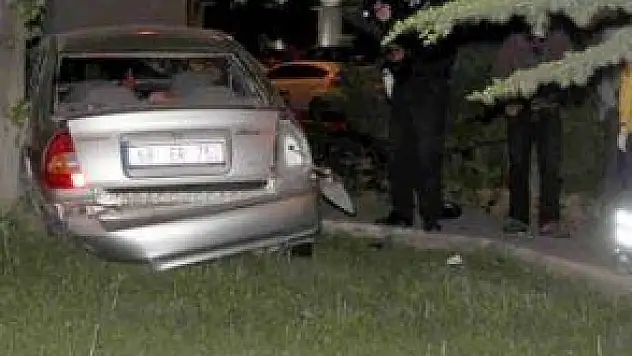 YOLDAN ÇIKAN OTOMOBİL PARKA GİRDİ
