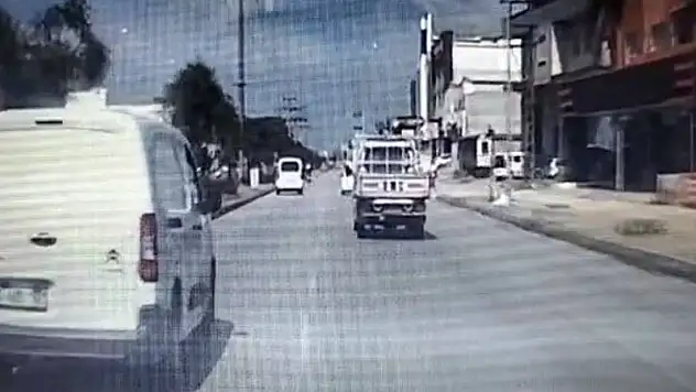 Yolun karşısına geçen kadına çarpıp kaçtı