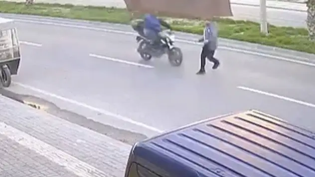 Yolun karşısına geçmeye çalışırken motosiklet çarptı