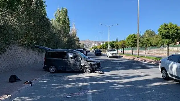 Kayseri'de kaza! Anne ağır, 3 çocuğu yaralı