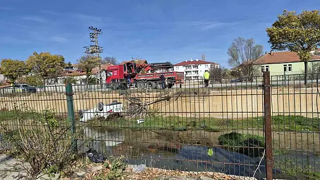 Araç kanala uçtu: 1 kişi...