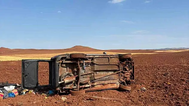 Hafif ticari araç devrildi!