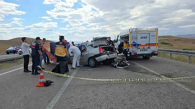 Otomobil ikiye bölündü, 3 kişi hayatını kaybetti