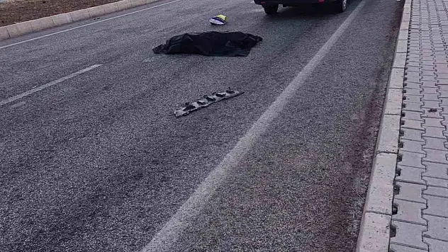 Yolun karşısına geçmeye çalışan kadına araba çarptı