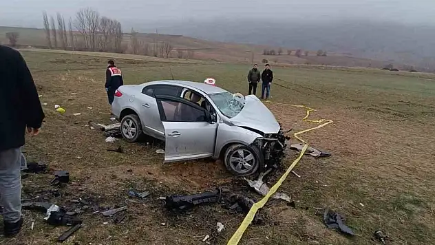 İki otomobil kafa kafaya çarpıştı: Ölü ve yaralılar var