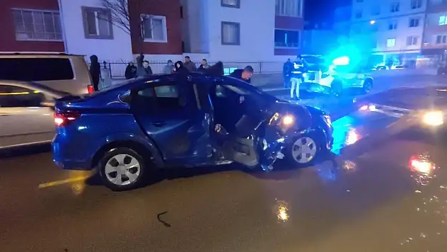 Ambulans ile iki otomobil çarpıştı