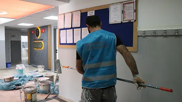 Yükümlüler fırçayı ellerine aldı, okul yeni yüzüne kavuştu