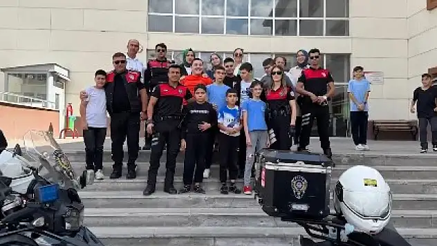 Geleceğin polisleri, yunusları dinledi