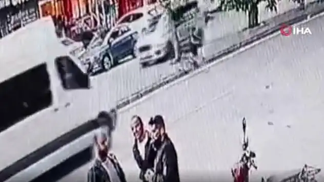 Yürek dayanmaz! 8 yaşındaki küçük çocuğa işçi servisi çarptı