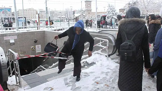 Yürüyen merdiven korkusu nedeniyle yasak dinlemedi