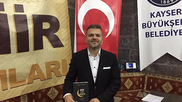 Yusuf Yeşilkaya yeni kitabını imzaladı
