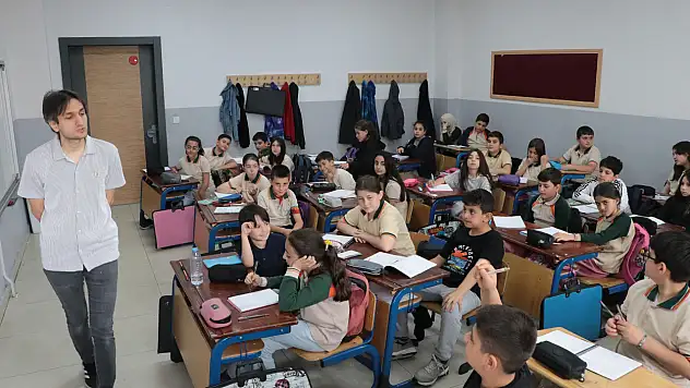 Yüzde 99 görme engelli Emre öğretmen, hem sınıfın hem sahaların yıldızı