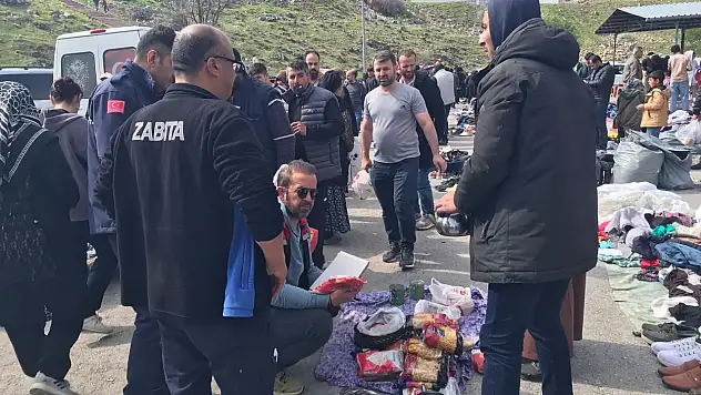 Zabıtadan o pazara baskın: Yüzlerce ürün imha edildi!