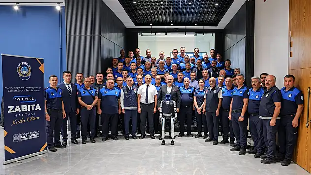 Zabıtanın yeni ekip arkadaşı İnsansı Robot MEGA oldu
