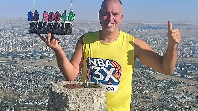 Zirvede 3 kutlamayı birden yaptı!