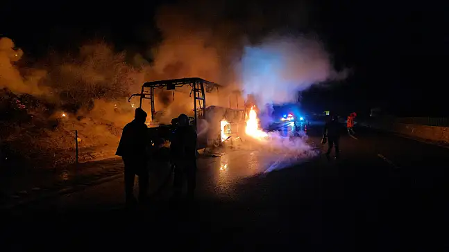 Adana'dan Kayseri'ye geliyordu! Yolcusu bulunan otobüs alev alev yandı