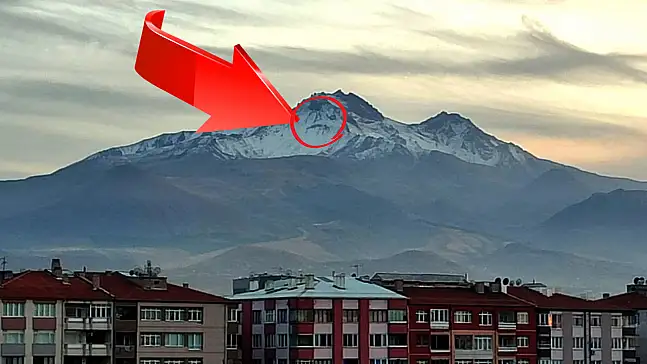 Erciyes'in zirvesinde korkutan, garip ve gizemli bir yüz belirdi! Kent merkezinde o ana şahit olan dönüp bir daha baktı