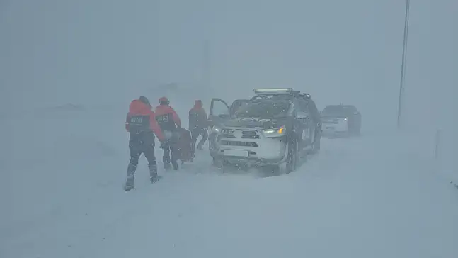 Erciyes yolunda tipi alarmı! Mahsur kalanlar var