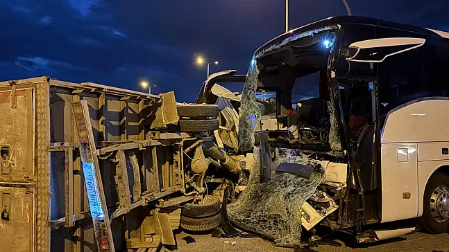 Serbest Bölge Kavşağı'nda otobüsü ile kamyonet çarpıştı!