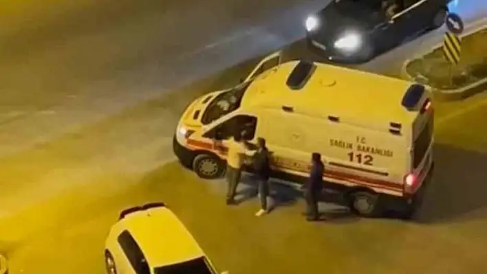 'Beni tanıyor musun?' diyerek ambulansın camını yumrukladı