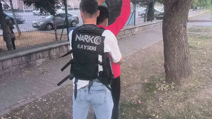 Polisten okul önlerinde sıkı denetim